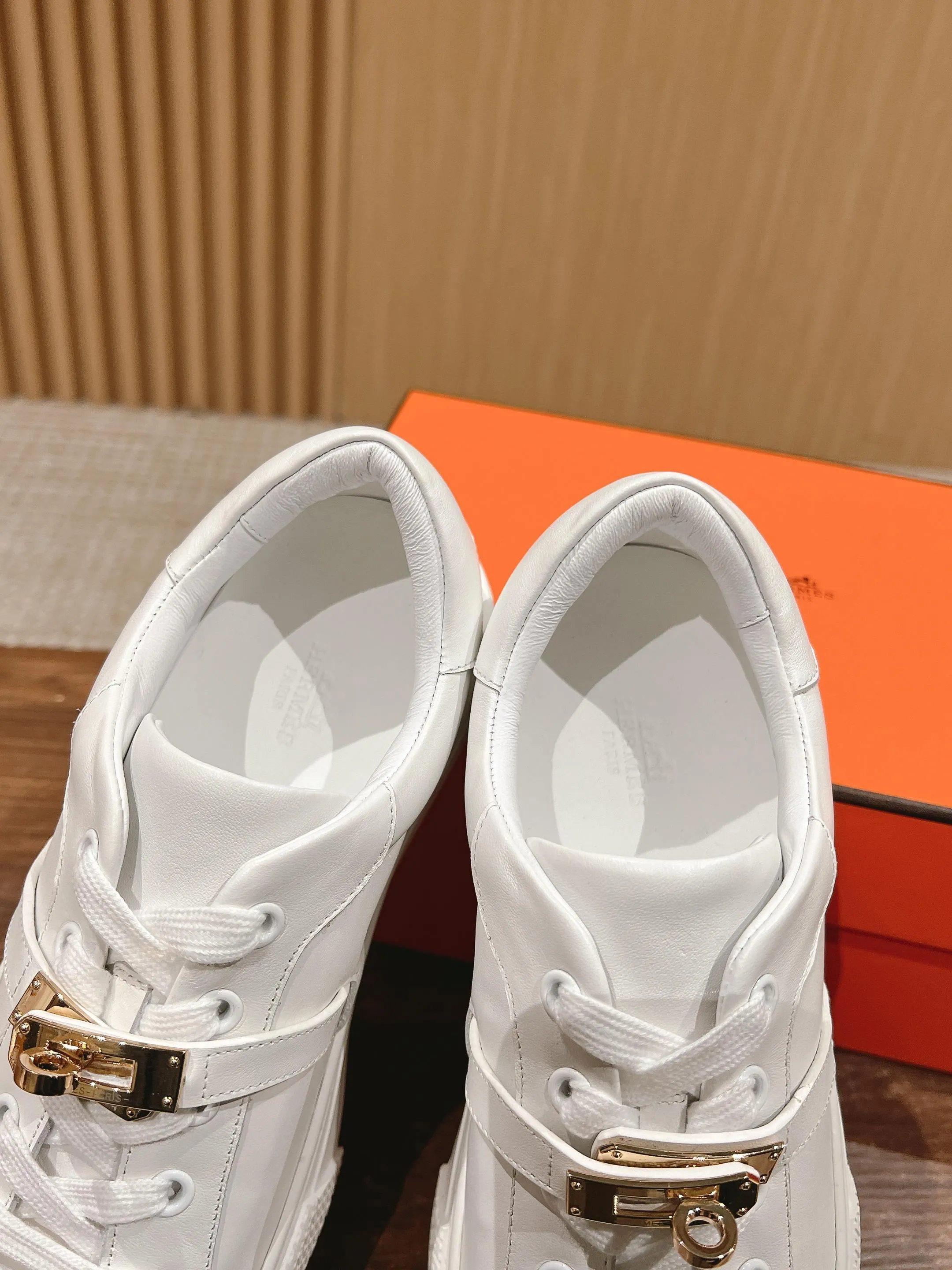 👟👟Ex-factory price 480👟👟 𝐇𝐄𝐑𝐌𝐄𝐒 Hermès classic couple style #𝐊𝐞𝐥𝐥𝐲 buckle casual white skateboard shoes. They will not conflict with shoes at all. Full of unknowns, Hermès rarely produces flat casual shoes and they are paired with classic palladium-plated Kelly shoe buckles! People will fall in love with it at first glance. It is very versatile ~ you can wear it with skirts and pants at will. 🉑️Close your eyes and look super noble. ❥ MATERIAL Specific cowhide/canvas material, sheepskin lining, original molded TPU outsole Size: 35-44